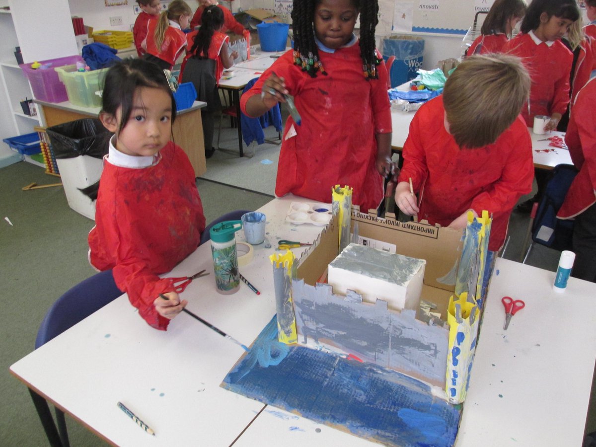 Could not be more proud of our lovely Year 1's! We saw so much fantastic communication, teamwork and DT knowledge during our Castle building today.  What superstars! 👏🤩