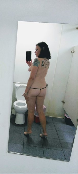 There can never be enough potty portraits in this world... https://t.co/PRc9woUUg1<a href="/tag/mychefcoat"class="tags"><span>#mychefcoat</span></a>