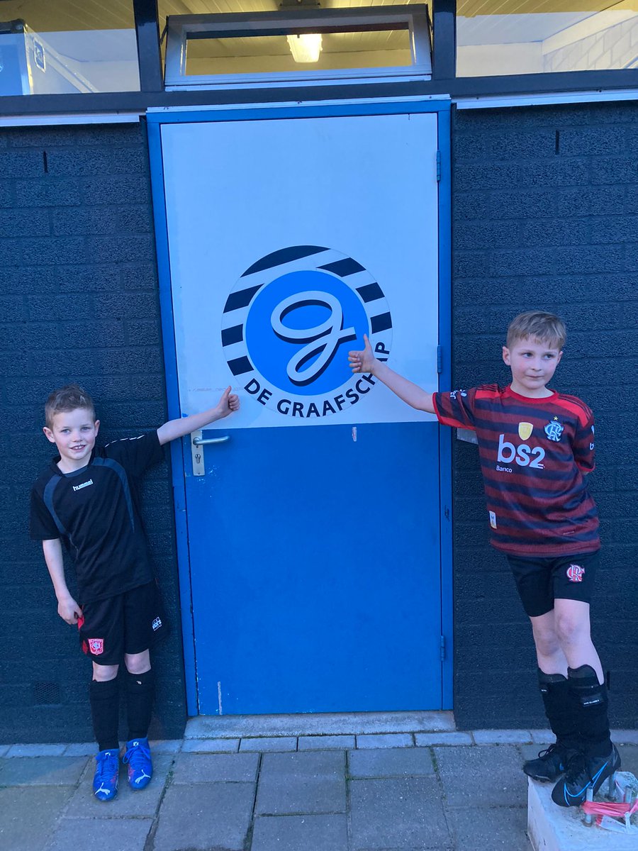 VoordeTen's tweet photo. Kijk ze trots staan, Siem en Thomas van de JO8-1 van @HSC21 
Op stage bij @DeGraafschap 
Goed bezig jongens!!⚽️🇳🇬👍 https://t.co/f6PVw9iPDL