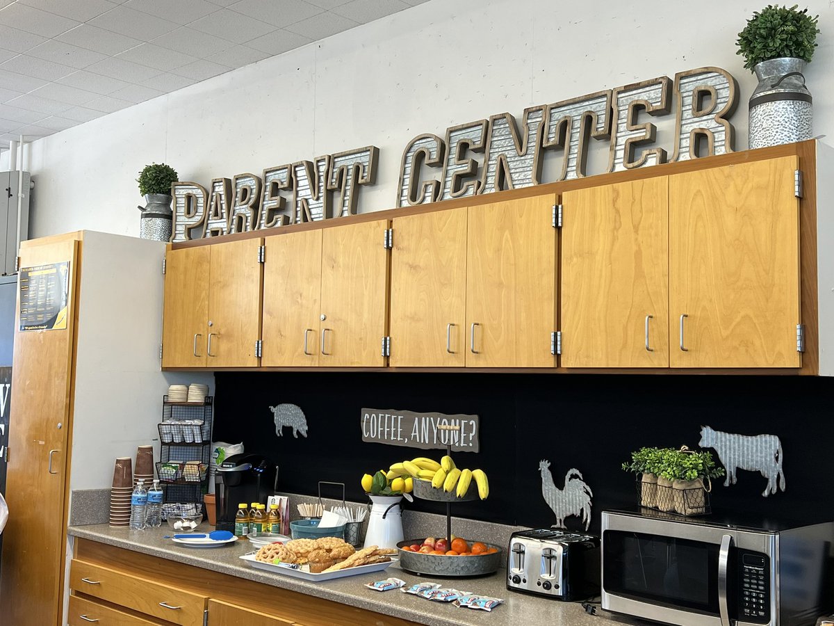 LauraPradoDuran's tweet photo. Area 1 Curran Middle School 💛🖤Parent Center Grand Reopening Supporting our FACE #Area1 #TeamBCSD #TeamCURRAN #Area1 #reopening #parents #teamworkmakesthedreamwork #supporting 💛🖤💛🖤💛🖤 https://t.co/890cyNWxPf