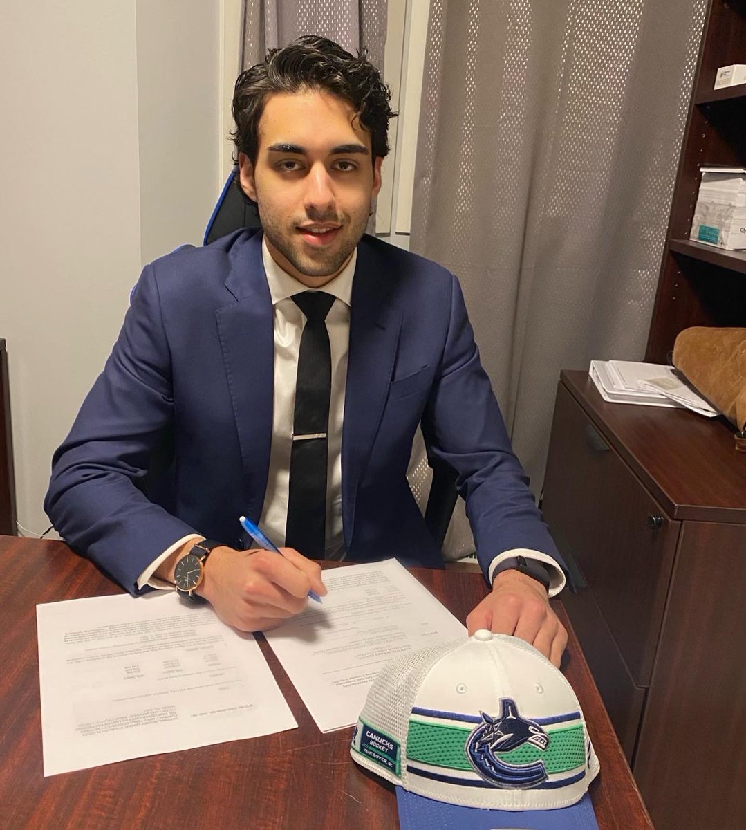 Truly honoured & grateful to sign a contract with my childhood team the @Canucks It’s a dream come true. I would like to thank the @Rebelshockey for helping me reach my goal, thank you to my family, teammates, billets & @LiveSportsEnter for everything they’ve done.