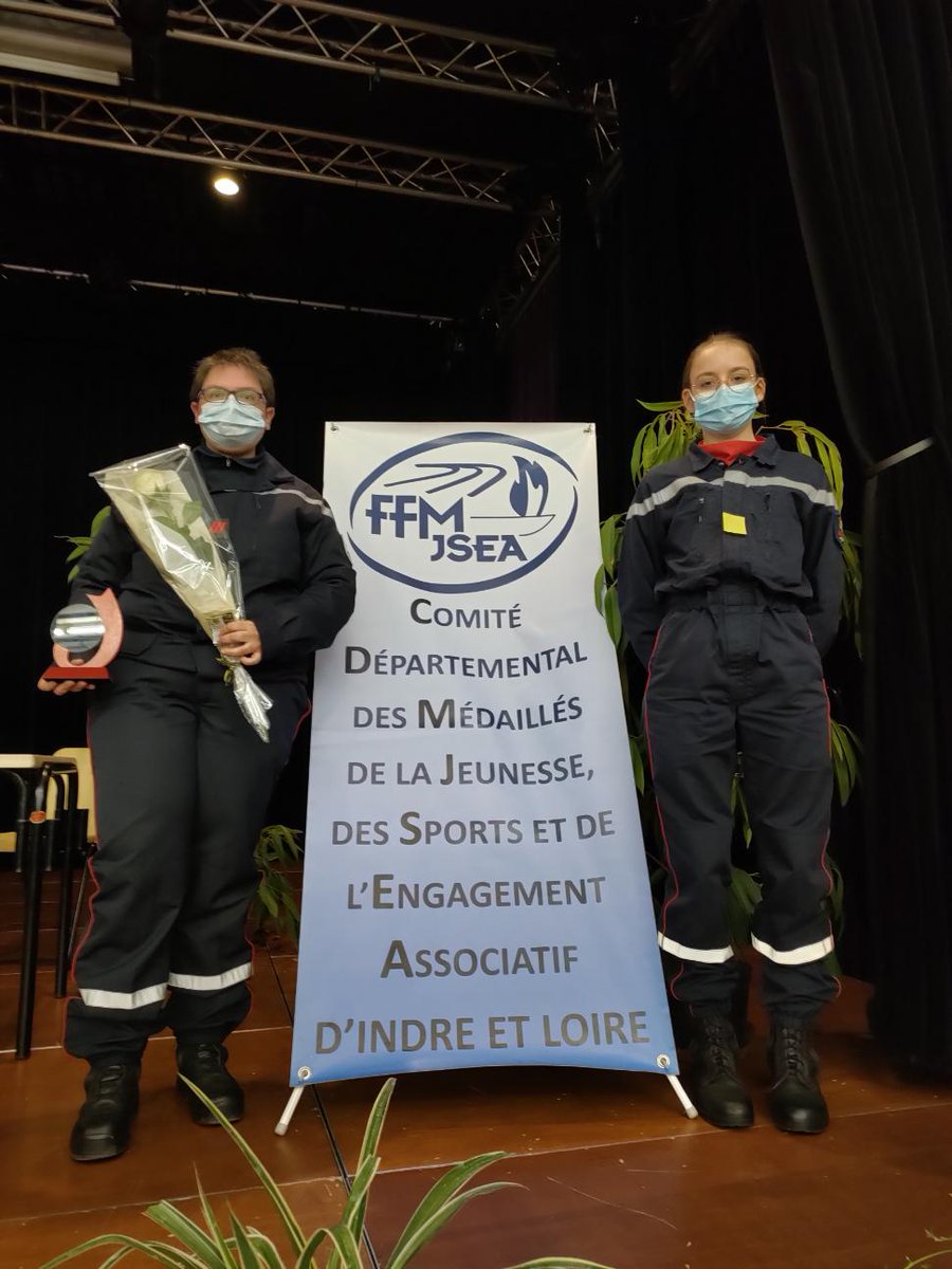 Ce soir, Claire Dutertre, responsable #JSP au CIS de Château la Vallière a reçu un diplôme d'honneur de la #FFMJSEA
Dans la cadre de la journée mondiale des 🚺, Claire est récompensée pour son engagement auprès de notre jeunesse.
Fière de toi ! 🙏👩🏻‍🚒👏
#pompiers #touraine