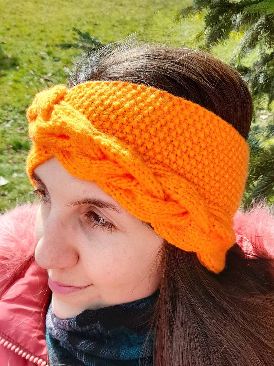 This unique handknitted headband is still looking for a new home. 🧡🧡🧡