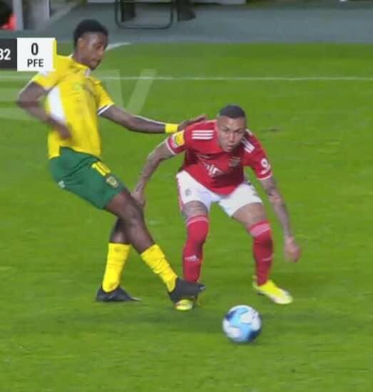 BenficaNews1904's tweet photo. O lance do Taarabt é Vermelho? É sem duvida.
A única coisa estranha nisto tudo é que só 1 destes 4 levou Vermelho… https://t.co/iv9kr3oqGy