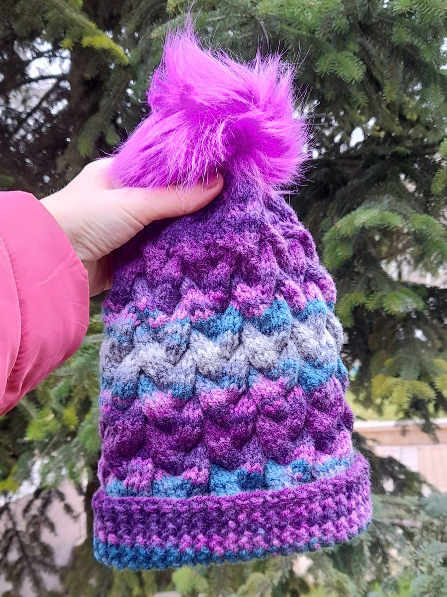 Enjoy 25% off all hats and beanies in my Etsy shop through the weekend. 🎁🧶