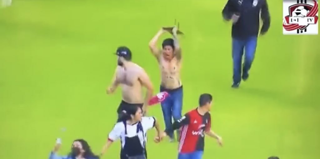 JCesarSoy's tweet photo. Traía un fierro pero no le pegue a nadie dice. @cirogomezl @ImagenTVDeporte @jrestaca https://t.co/EeBJXAlrSD