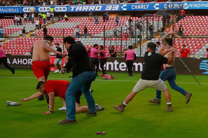 JCesarSoy's tweet photo. Traía un fierro pero no le pegue a nadie dice. @cirogomezl @ImagenTVDeporte @jrestaca https://t.co/EeBJXAlrSD