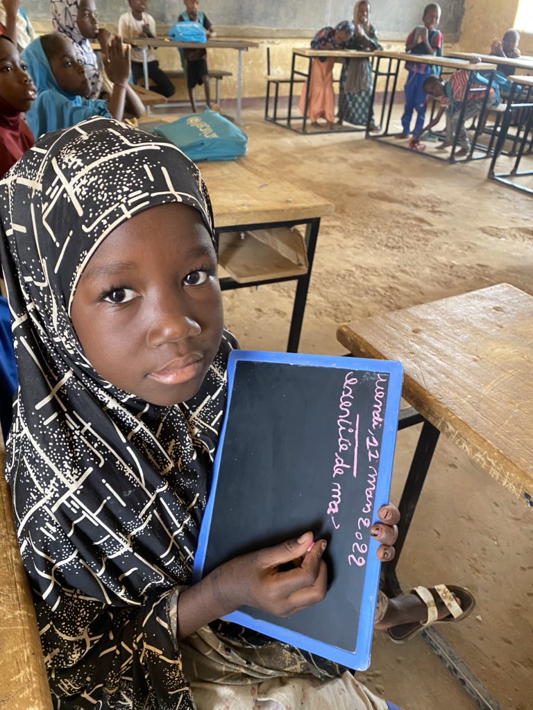 PatriciaSafiL's tweet photo. Aujourd’hui dans la matinée, j’ai visité une salle de classe à Niamey et le regard de cette petite fille m’a bouleversé. C’est pour les filles comme elle que je me bats, peu importe les obstacles. #PlusForte #GirlsEducation #TeamUnicef 🇳🇪 https://t.co/SK3rigXgvw