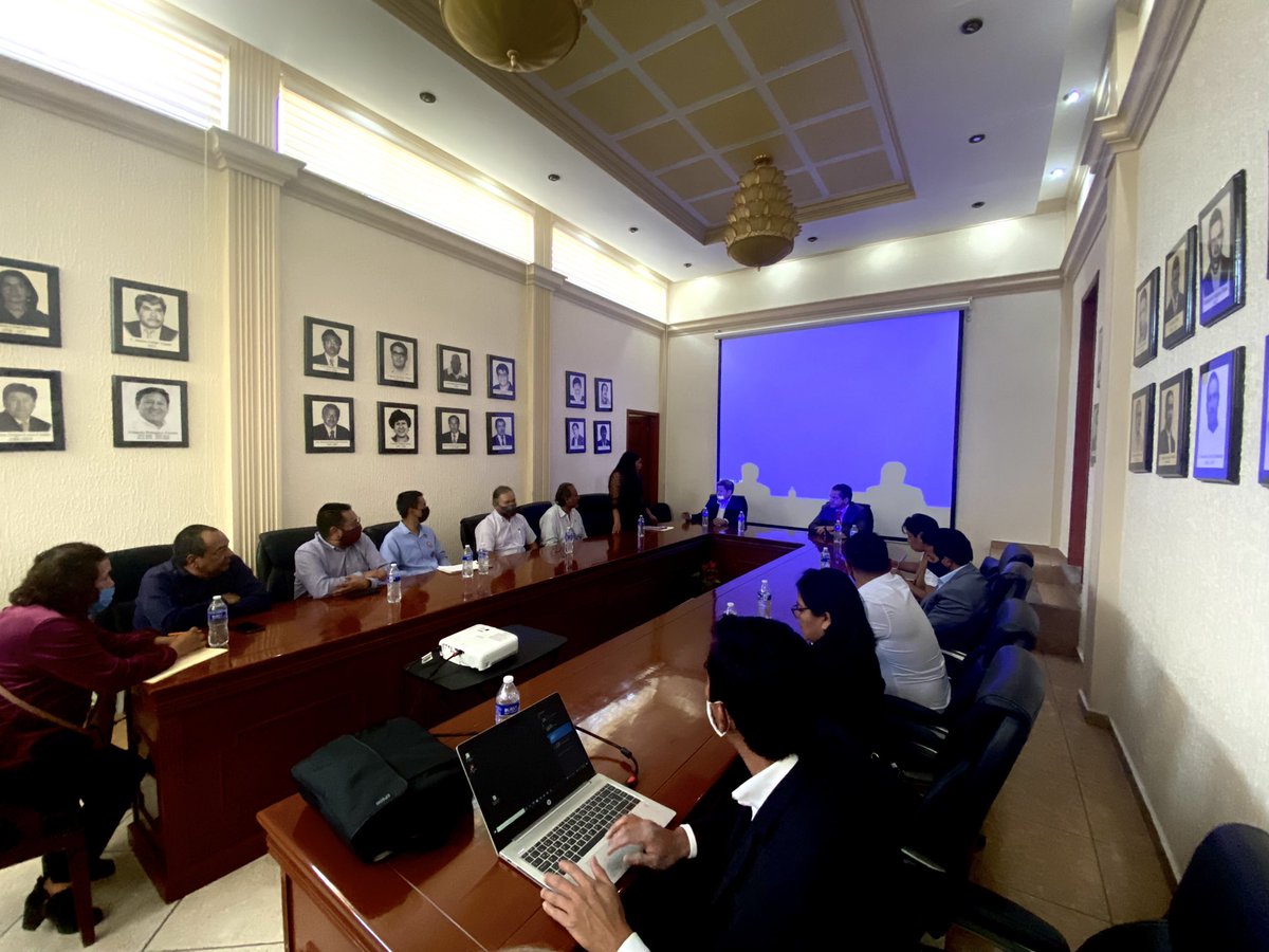 apiromex's tweet photo. Dentro del salón de cabildos en la presidencia municipal de Tultepec, nuestro presidente de @apiromex con el maestro @A_GuatiRojo de la secretaria de economía departiendo el ante proyecto de ley de la norma oficial mexicana.
@apiromex impulsando la industria pirotécnica del país. https://t.co/l1AIygRu7S