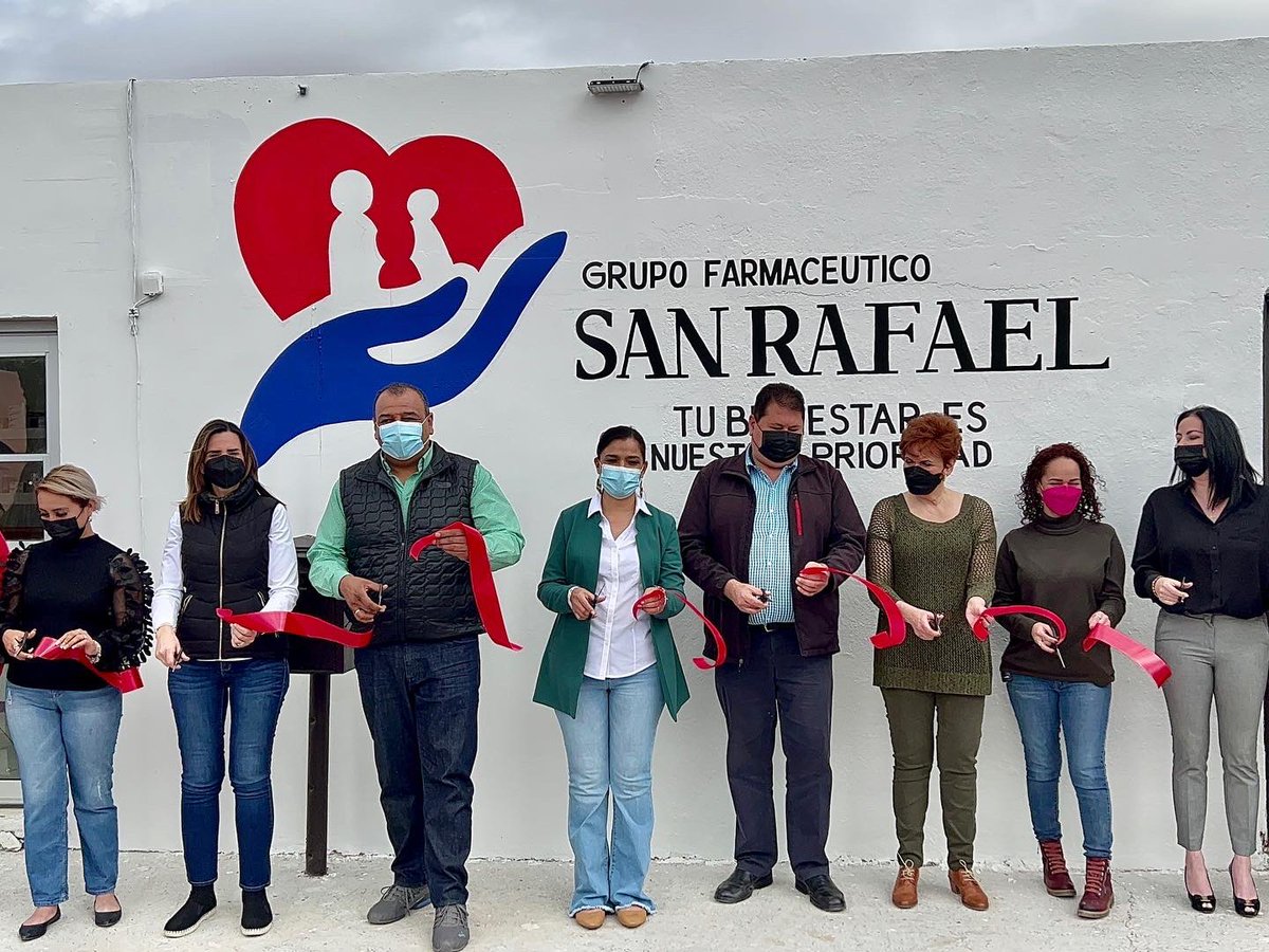 licoquintanilla's tweet photo. Tras el convenio que firmamos con farmacias San Rafael, hoy ha quedado inaugurada una farmacia que servirá también como consultorio y laboratorio en la #VillaDeProgreso.
Hoy Progreso avanza en Salud!! Gracias a la Diputada Local @gpeoyervides por su contribución 🏥 https://t.co/uim2JNGiWh