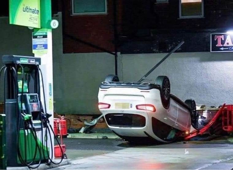 Carro desmaia ao ver o preço da gasolina.