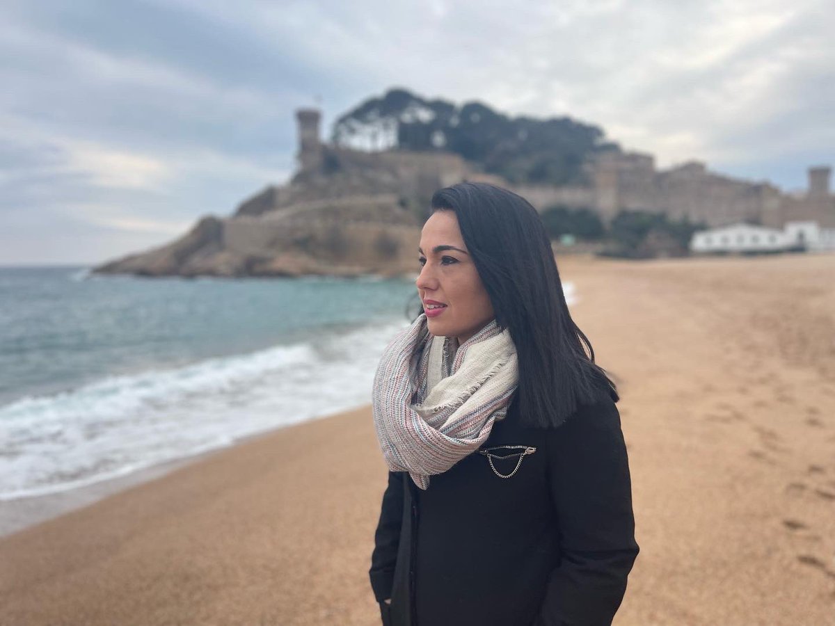 “Sería fácil entenderme si el mar tuviera esquinas” 
📝 <a href="/elvirasastre/">elvira sastre sanz</a>