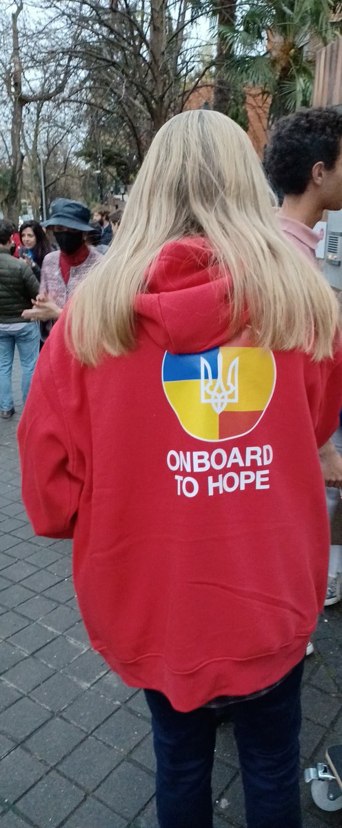 Hoy mi mujer Ana, madre, familia numerosa, marcha a Polonia a compartir lo que la hace única,  amar y entregarse. Mujer que busca ayudar a mujeres  ucranianas y niños, abrazar, acunar.... porque  si no tengo amor no soy nada, si no doy amor nada seré.  Te esperamos. Te quiero