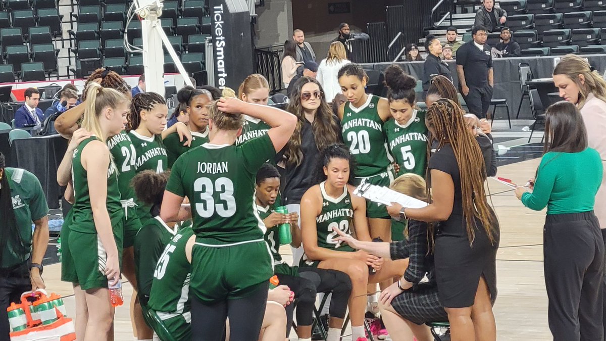 CoachEzlee's tweet photo. 🔐 in and focused.  @Manhattan_WBB #playGREEN https://t.co/FOrTtsmUzS