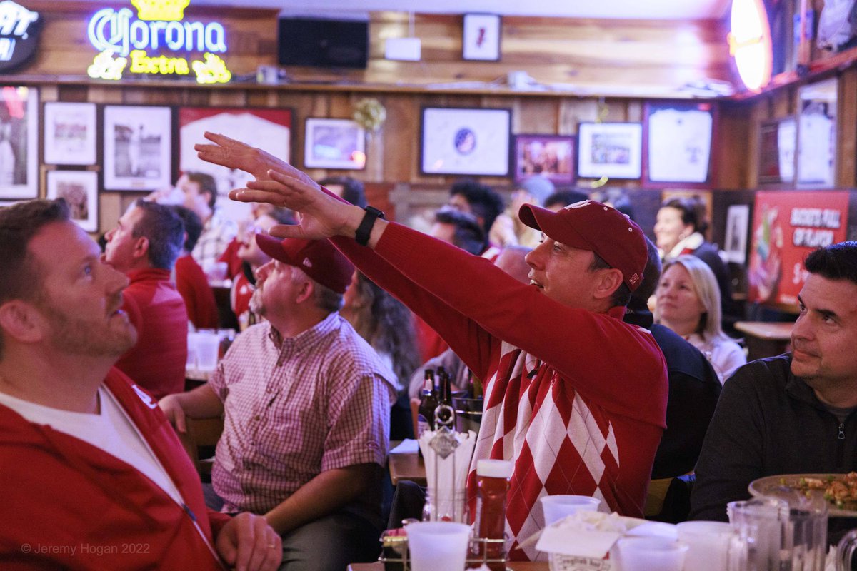 TBloomingtonian's tweet photo. Photos: Fans at Nick's celebrate Indiana University basketball upset of number one seed Illinois in Big 10 tournament
https://t.co/FQBynhQw1K
#basketball #Big10 #Bloomington #bloomingtonIndiana #Collegebar #fans #Hoosers, #Indiana #Indianabasketball #IndianaUniversity, #IUBB https://t.co/jfhxIGKw1b