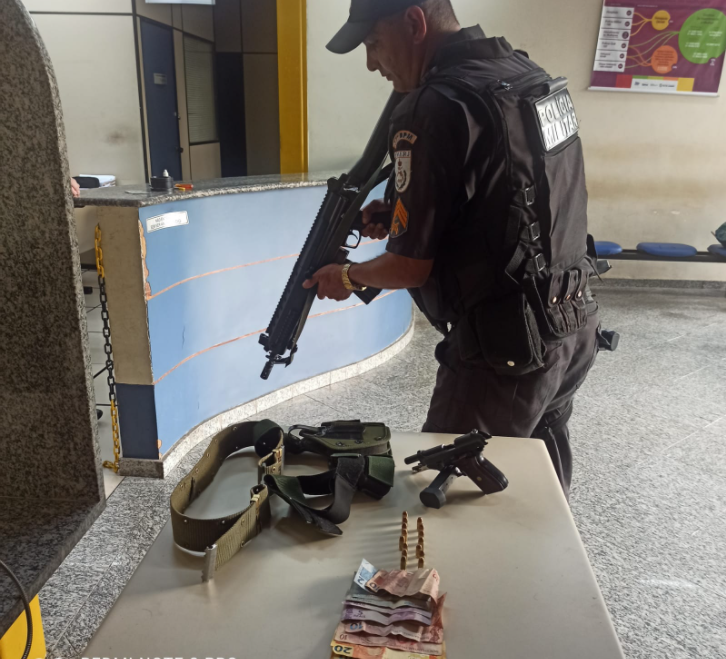 PMERJ's tweet photo. Cinco criminosos foram presos por policiais do #37BPM na Rua Genésio Paulo Leite, em Nossa Senhora do Rosário - #Quatis. Com eles, um cinto tático militar, uma pistola e munições foram apreendidos. O caso foi encaminhado à 100ªDP. https://t.co/9lUwrDHES5