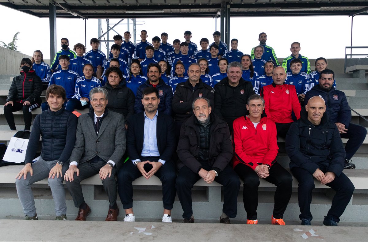 Acto oficial de apertura de 📚Curso Federativo de Entrenador de Fútbol UEFA C de esta tarde en <a href="/EscuelasAFE/">Escuelas de Fútbol AFE</a>

El presidente <a href="/PacoDiezRFFM/">Paco Díez</a>, con <a href="/davidaganzo/">David Aganzo</a>,  <a href="/Gallardo7Jose/">José Gallardo</a>, <a href="/serranonino/">miguel angel serrano</a> y <a href="/JMMovilla/">Jose Maria Movilla</a>, se ha mostrado muy ilusionado con la amplia participación femenina de 19 alumnas