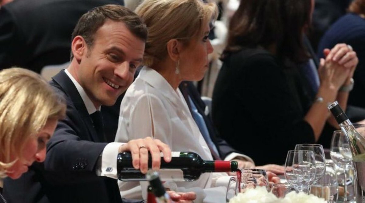 dragonduclos's tweet photo. Réjouissons-nous que le Président Macron, après ces harassantes nuits à tenter de sauver le monde, soit déchargé de cette mission et puisse enfin prendre un peu de détente avec ses amis au #SommetVersailles... https://t.co/GtY1InKmvI