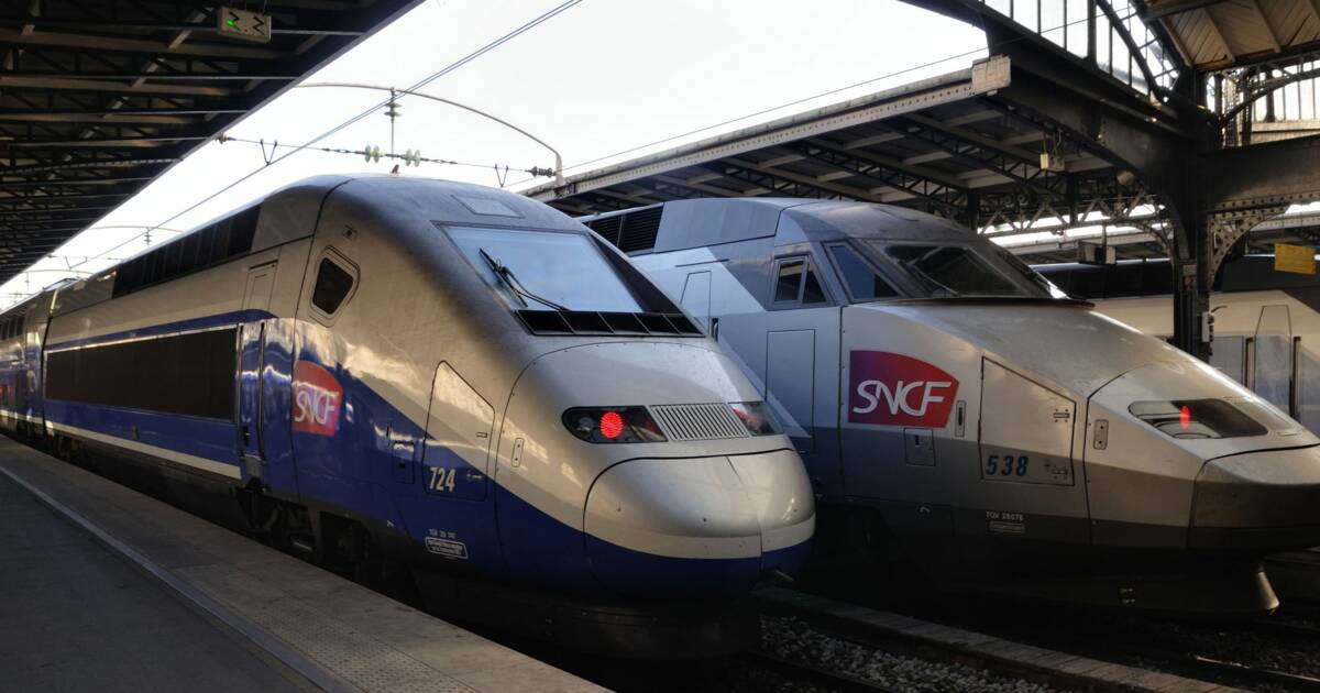 PassionHorloges's tweet photo. Grâce au merveilleux @NiceEricde, conducteur fun et émissaire joyeux de la SNCF, j'ai décidé de me lancer dans une nouvelle passion : les trains. A vos wagons, gares ferroviaires et chemins de fer ! https://t.co/qH2uwYu5ib