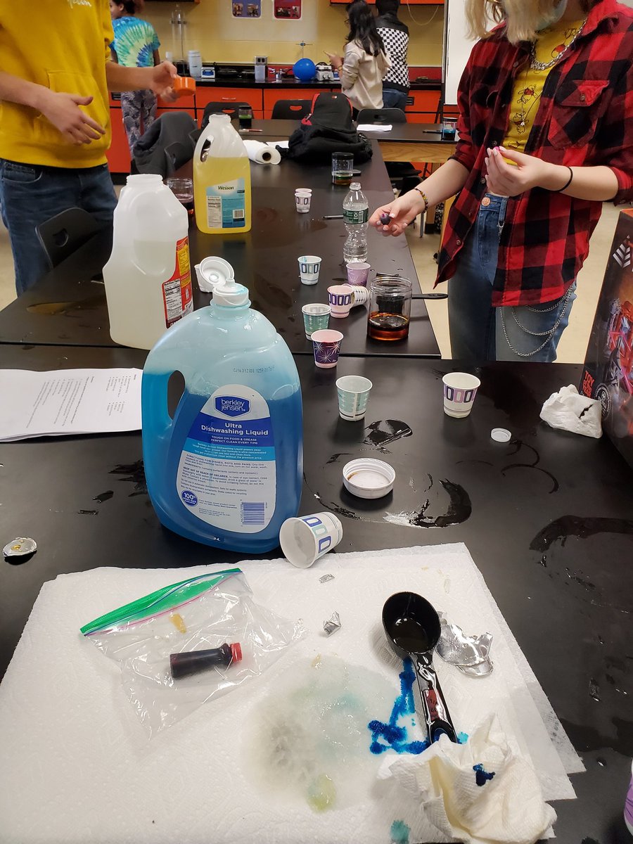 mrcanfield371's tweet photo. Another great activity at Engineering Embassadors exploring density.  @SCSDScience @SyracuseU @ShawCenter #science #school #fun #community https://t.co/7kyF2o9c2b