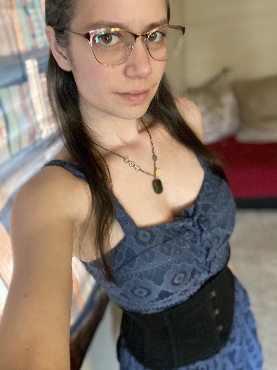 alivanessa9's tweet photo. Well, well, well, who is ready for #fightmefriday ? Find me live on #twitch playing #Destiny2 

https://t.co/QDHvPlcWYz https://t.co/jIfRgJLvtG