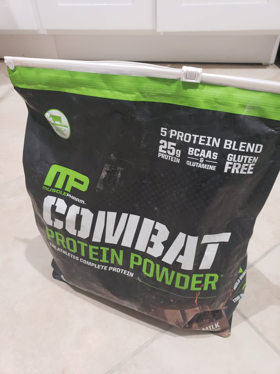 sonyfxi's tweet photo. @MusclePharm 
 MP Combat protein powder ziplock is faulty. MP reduced costs by changing from container jar to zip lock, resulting in unsanitary, improper protein storage https://t.co/1Yy9RO5XFR