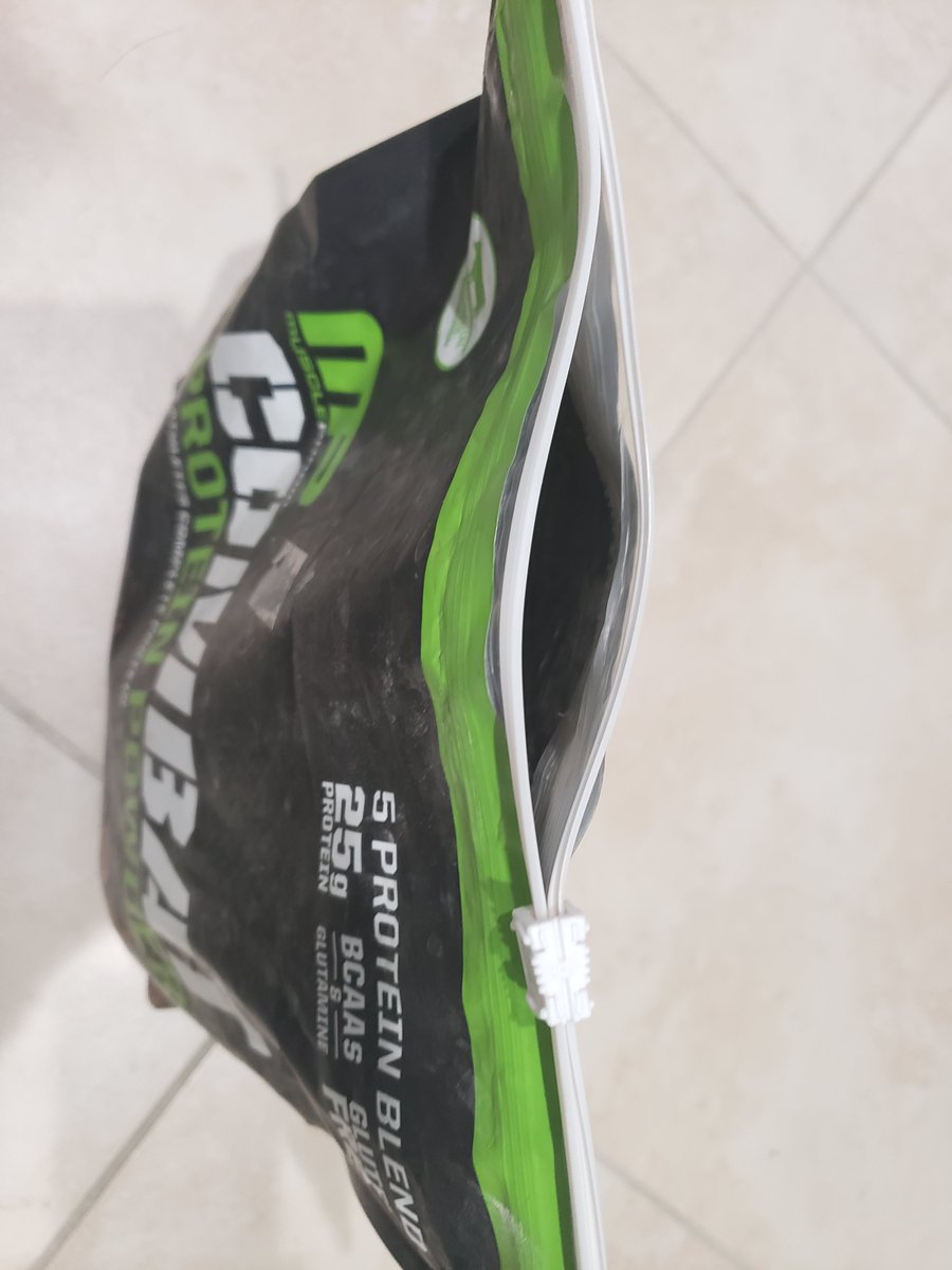 sonyfxi's tweet photo. @MusclePharm 
 MP Combat protein powder ziplock is faulty. MP reduced costs by changing from container jar to zip lock, resulting in unsanitary, improper protein storage https://t.co/1Yy9RO5XFR