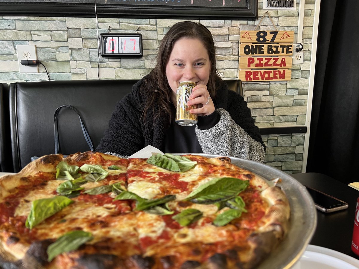 DetroitHawkey's tweet photo. Amazing pizza. Reminds me of Italy 🇮🇹 thanks, Fredi⁦⁩ ⁦@FrediThePizzamn⁩ #onebite https://t.co/Gm3blA9Ytl