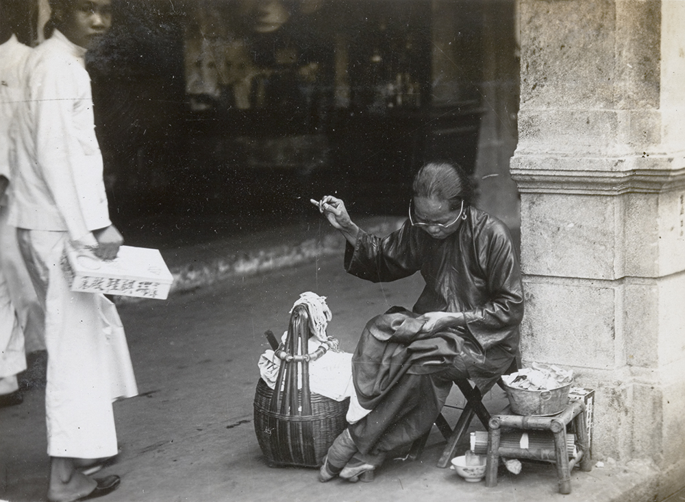 vischina's tweet photo. A seamstress with bound feet, repairing clothes by a shopping street, Hong Kong, 1930s
Hagger, F., Collection
Historical Photographs of China
FH01-159
https://t.co/mtTURRNmRg
#hongkong #oldhongkong #hkhistory #lifeinhongkong #seamstress #boundfeet #oldstreet #香港 #老香港 #生活 https://t.co/3H6ozKisy1