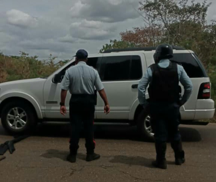 poliguarico15's tweet photo. #11Mar|| Funcionarios adscritos al SVP del #CCP2 realizan saturación de áreas a la altura del km18 del Municipio Miranda, con el chequeo por SIIPOL de vehículos y motos, garantizando el libre transito de la ciudadanía.
#DiálogoEsReconciliación https://t.co/C4IKT5IvsG