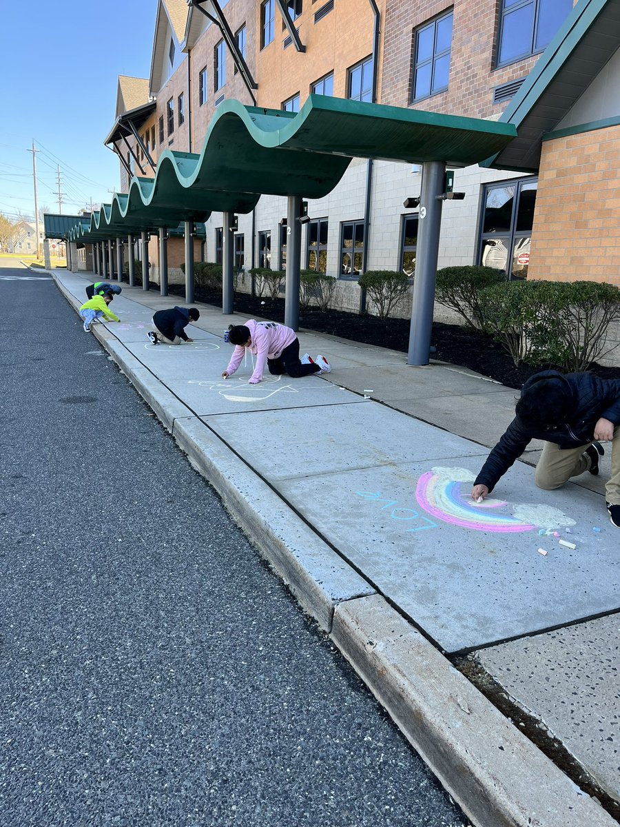 MsHochstaedter's tweet photo. Spreading positive messages on the sidewalk for SEL day! #AAASELDAY #SELday https://t.co/br91i8fcYM