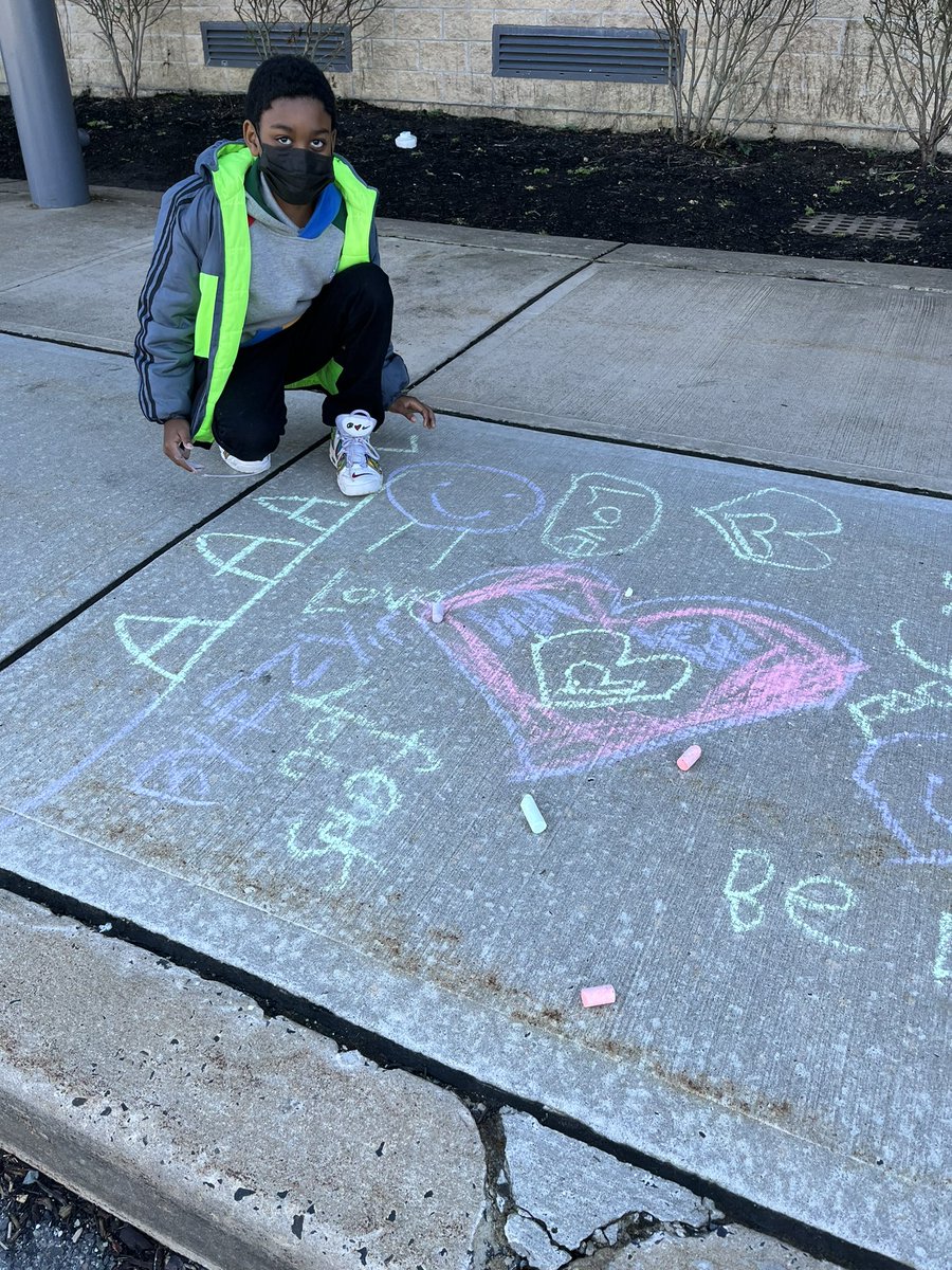 MsHochstaedter's tweet photo. Spreading positive messages on the sidewalk for SEL day! #AAASELDAY #SELday https://t.co/br91i8fcYM