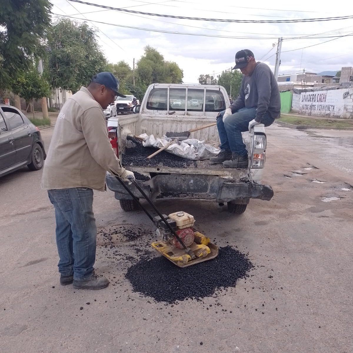 municipalidadlr's tweet photo. Tareas de bacheo con asfalto frio junto al equipo de Conservación Vial y el @CeparNorte https://t.co/ciJ336Qwbo