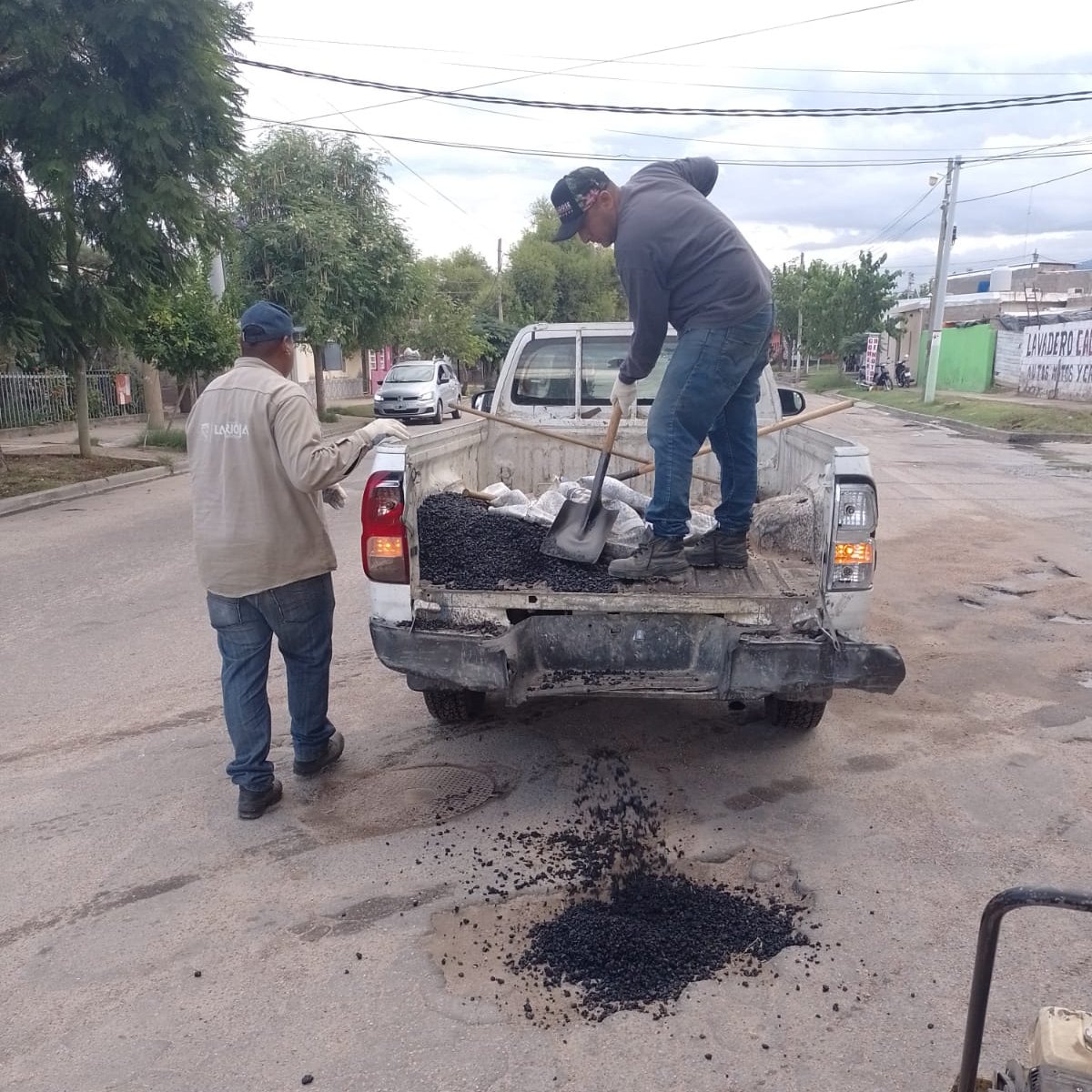municipalidadlr's tweet photo. Tareas de bacheo con asfalto frio junto al equipo de Conservación Vial y el @CeparNorte https://t.co/ciJ336Qwbo