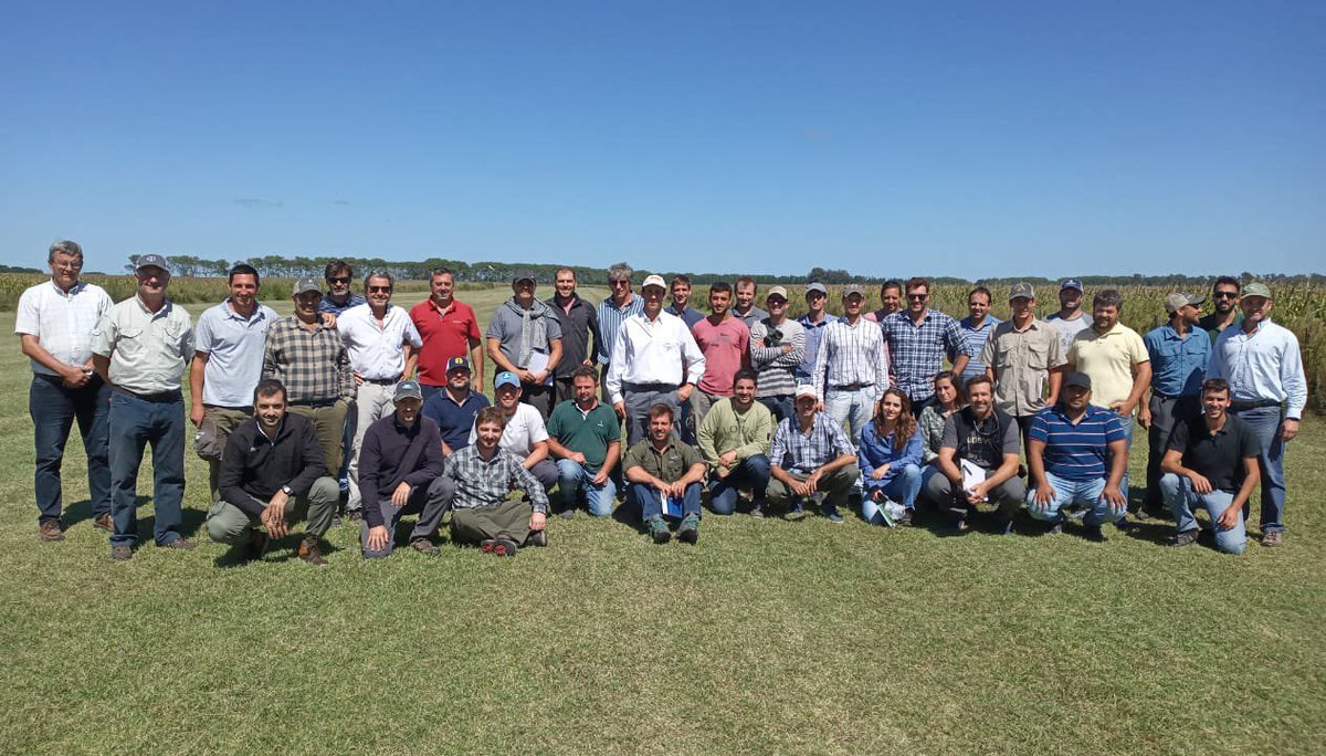 Hoy nos invitó la Regional Junín de <a href="/aapresid/">Aapresid</a> a recorrer su ensayo de maíz con distintos CS, fechas de secado, dosis de N, y a aprender junto <a href="/ReussiNahuel/">Nahuel Reussi Calvo</a> sobre cómo fertilizar mejor📈📊
Un lujo de ensayo y de personas 👏👏Gracias #Liag <a href="/FranMelcon/">Fran Melcon</a> <a href="/Enrique18775811/">Enrique</a> Máximo Reyes