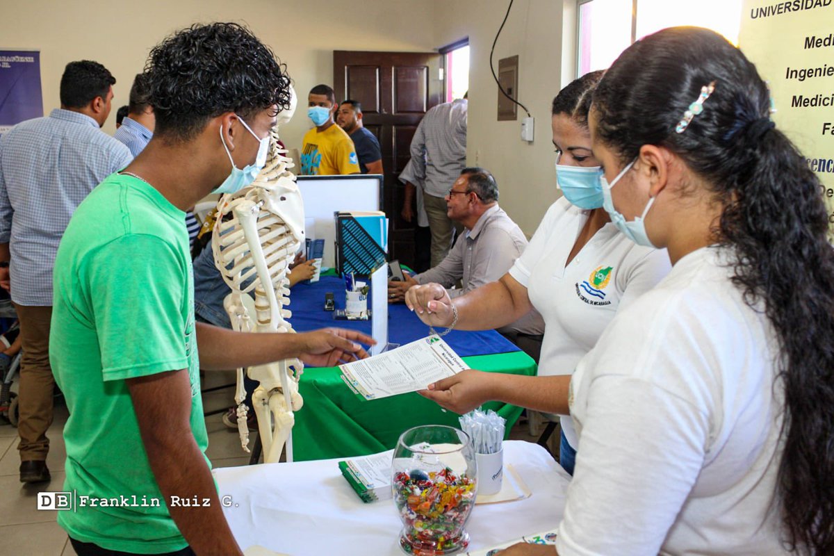 #Nicaragua🇳🇮 | Ministerio de la Juventud realiza Feria de Becas Universitarias en el Parque William Ramírez del DVII de Managua.📚✏📝

#SomosPuebloPresidente ❤🖤✌