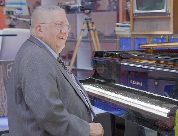 RECTV13's tweet photo. Tenemos nostalgia y mucha alegría por llegar a este final de temporada junto a nuestro querido maestro, em Tío Valentín 🎹🎼💖. No se pierdan el gran estreno de #RECPlay, a las 21 hrs, sólo por REC 🥰🎉 @elwerne https://t.co/4rKaWKI9Dc