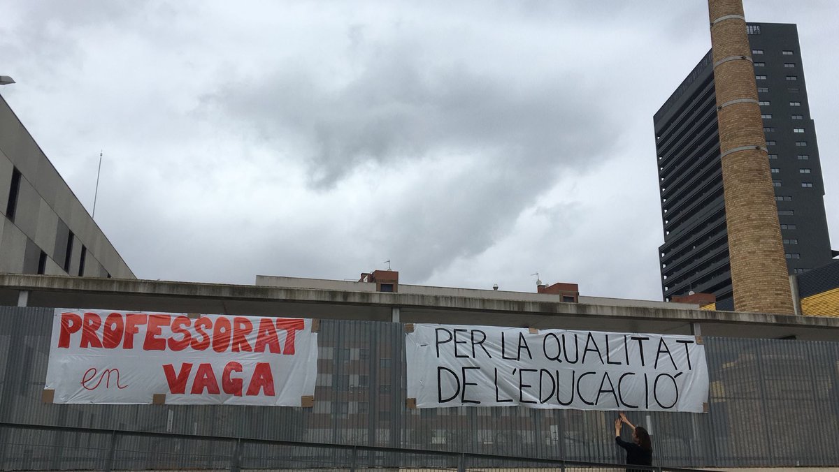 Naturalsom's tweet photo. Anem a la vaga en defensa de l'educació pública.
#VagaEducació #PIB6 #BaixeuRàtios #PlantillesMésEstables
#CambrayDimissió https://t.co/xFe17E0vVl