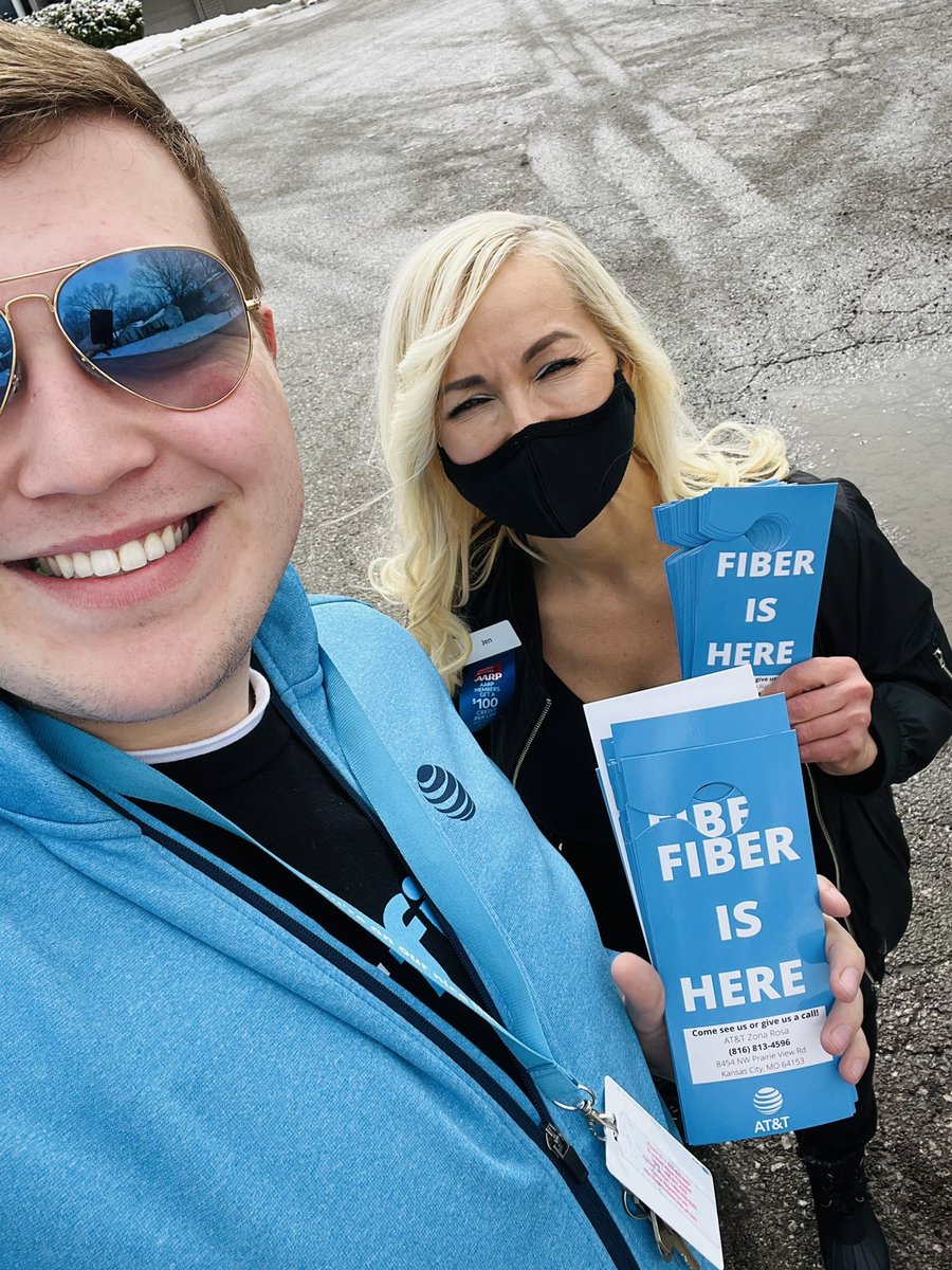 BrantHe158s's tweet photo. Itโs been a beautiful day to flyer in Parkville! Sold 4, 1GB๐ and 4 ๐บ while we were out! #fiber #fiberboss @ObelZona @edenallison86 @Woody0709 https://t.co/lx6SdwLD9w
