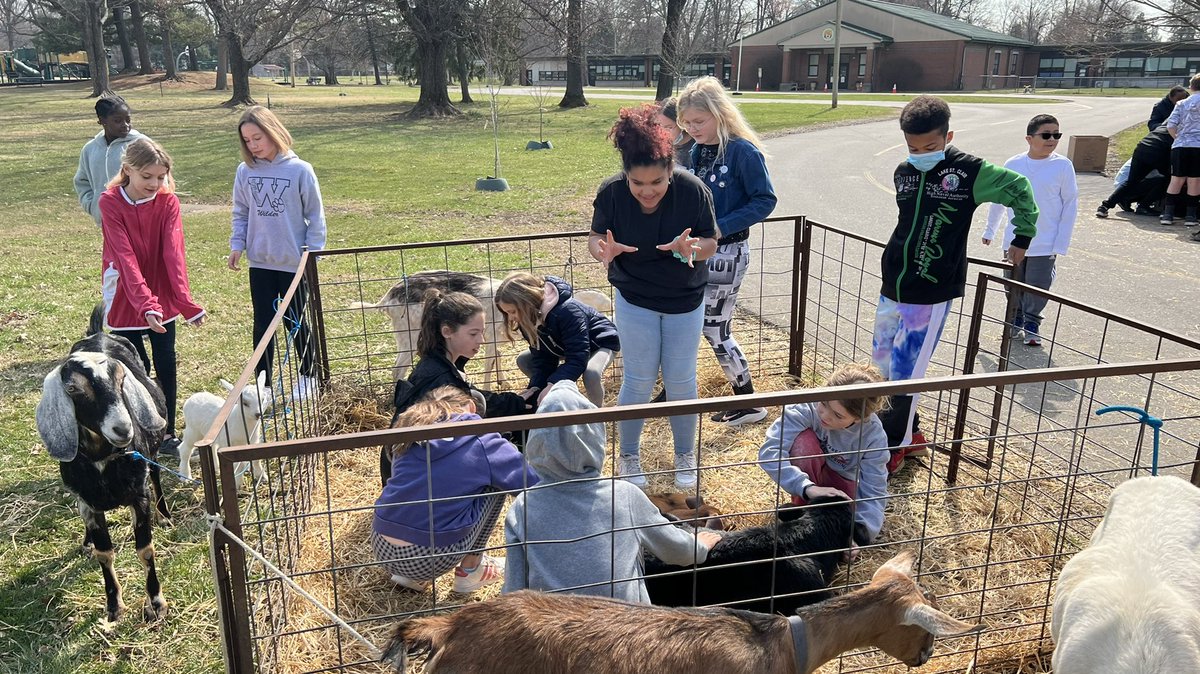 JoanieHeitz's tweet photo. Our kiddos LOVED Farmer Steve!!! @WilderWildcats https://t.co/Rws2VFvSmM