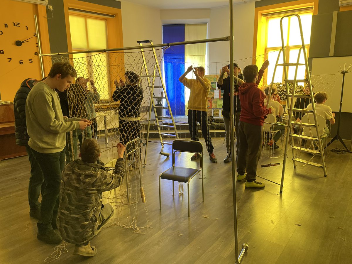 georgrestle's tweet image. Tag 3 in Lviv: Fliegeralarm in der Stadt. Der Krieg rückt näher. Krebskranke Kinder, die aus den umkämpften Gebieten hierher fliehen mussten. Studierende, die in ihrer Bibliothek Tarnnetze für die Armee knüpfen. Und eine Friedenstaube, die ein junges Mädchen gebastelt hat.