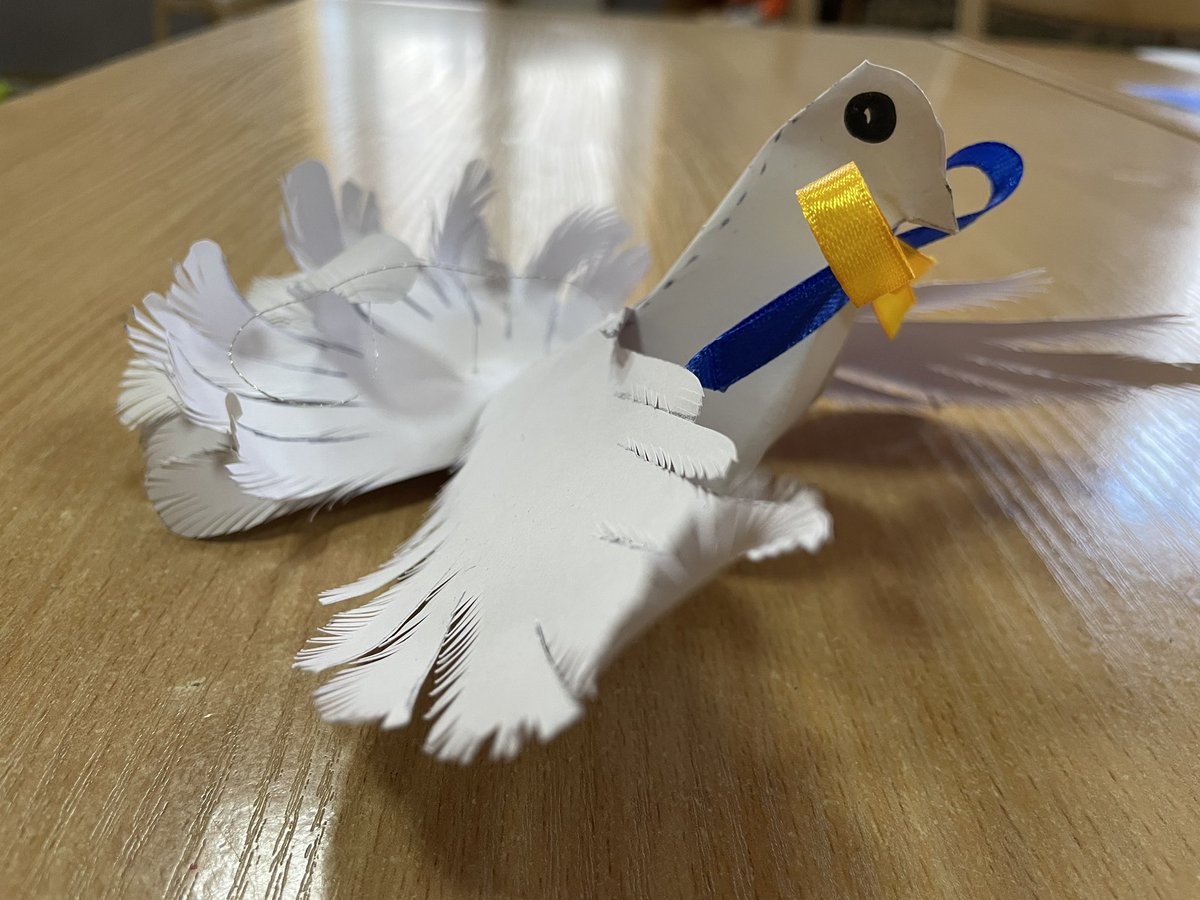 georgrestle's tweet image. Tag 3 in Lviv: Fliegeralarm in der Stadt. Der Krieg rückt näher. Krebskranke Kinder, die aus den umkämpften Gebieten hierher fliehen mussten. Studierende, die in ihrer Bibliothek Tarnnetze für die Armee knüpfen. Und eine Friedenstaube, die ein junges Mädchen gebastelt hat.