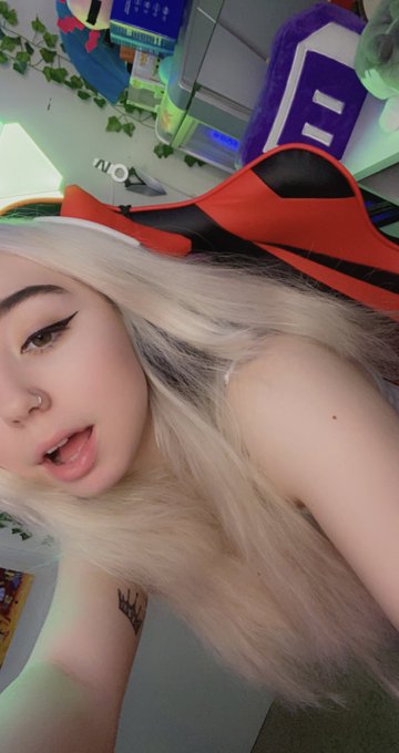 What color is your gamer chair, send pics ;) https://t.co/94HZzpgnTv