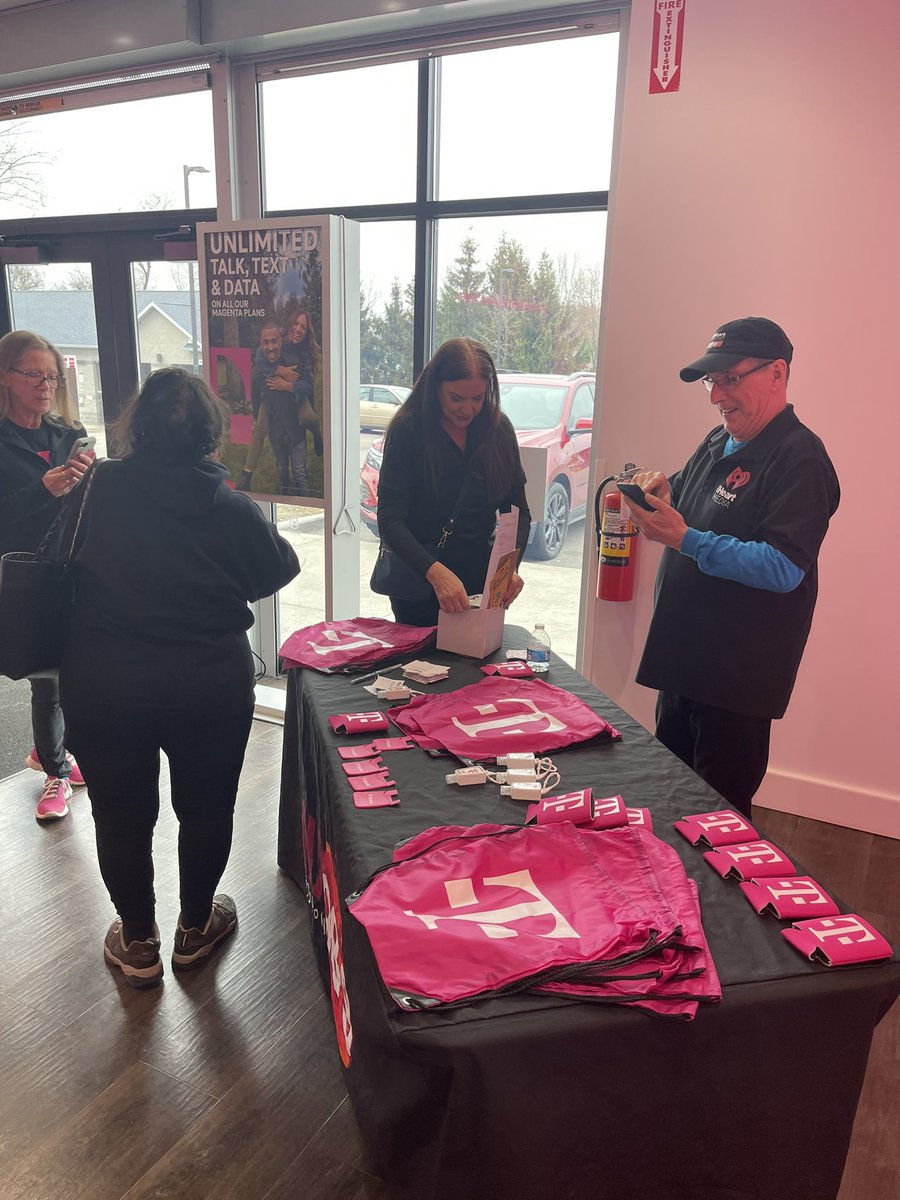 Friday afternoon radio remote in Austintown. We have our first gas card winner great way to start the weekend#TMOGoesLocal <a href="/DianeOddo/">Diane Oddo</a> <a href="/jasonjonesmi/">JJ</a> <a href="/Leenasays/">Leena</a> <a href="/CleveJaye/">JayeJaye</a>