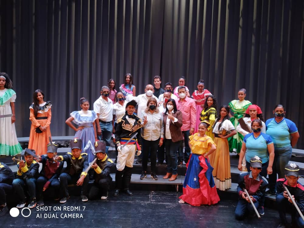 #11Marzo En compañía de la Min. <a href="/_LaAvanzadora/">Yelitze Santaella</a> y la Gob. <a href="/Soykarinacarpio/">Karina Carpio</a> se realizó la entrega de Titularidad a docentes dependientes del @MPPEDUCACION en las instalaciones del <a href="/TeatroOperaMcy/">Teatro de la Ópera de Maracay</a>  #DiálogoEsReconciliación <a href="/NicolasMaduro/">Nicolás Maduro</a> <a href="/RosangelaOrozco/">Rosangela Orozco</a>