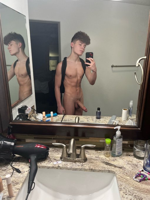 tired and horny 😴 https://t.co/wyrSjJ6FEa
