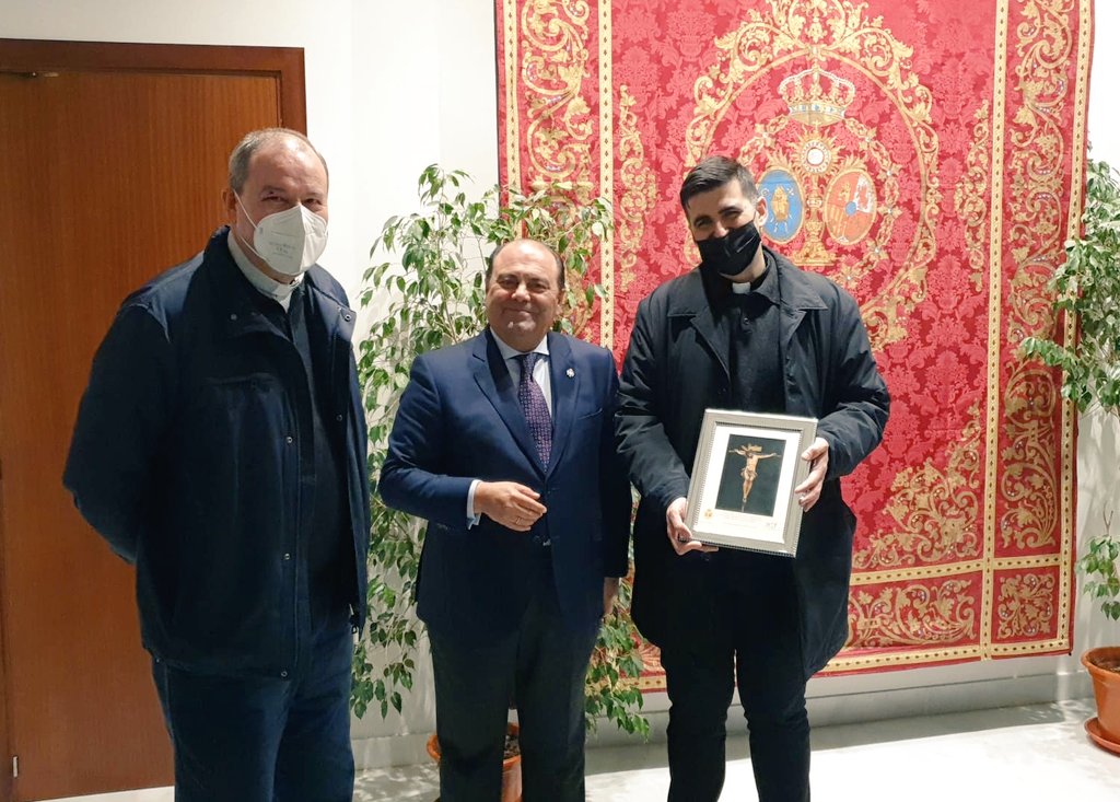 Hemos hecho entrega de un recuerdo al padre José Francisco Durán Falcón, delegado diocesano de la <a href="/DelejuSevilla/">Delegación de Juventud Sevilla</a>, por habernos predicado durante el Quinario a Nuestros Amantísimos Titulares.

Que el Santísimo Cristo de la Salud y María Santísima del Refugio le bendigan.