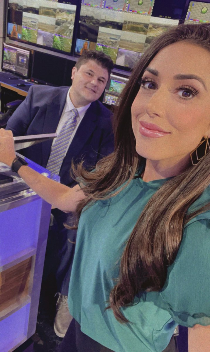 SoniaAzadTV's tweet photo. BEST part of anchoring the 11a & 4p for today’s #dayside shift: seeing & chatting w/ so many colleagues who I neverrrr see. 😭❤️ @JesseWFAA @rlopezwfaa @RozierReports @DavidSchechter @carolynmungo @wfaa #wfaa #FridayVibes https://t.co/CJHpiVKGQD