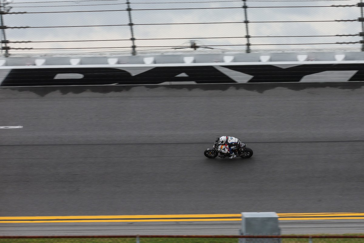 The @motoamerica @rolandsandsdesign Super Hooligan class is a crowd favorite. Especially on the high banks of @daytona! All racing on @ridedunlop tires!

#RideDunlop #MotoAmerica #SuperHooligan #Daytona #DunlopDaytona