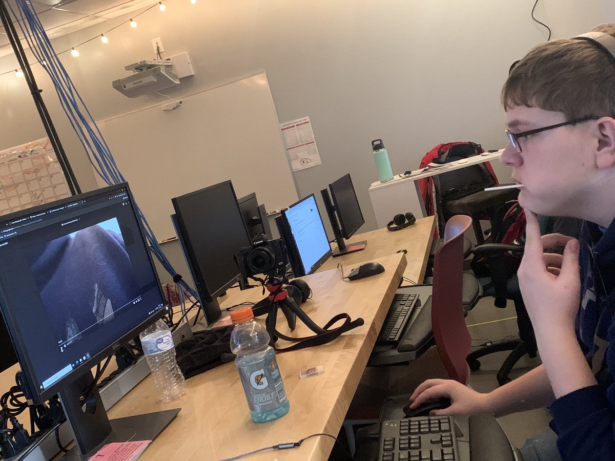 MrsKaseySmith's tweet photo. This is why I absolutely love teaching #TechEd. Editing, music creations, filming, studio work. All the things, all in different places, but all learning and creating. #WarriorWay #Multi2 https://t.co/C0GDBKlsC5